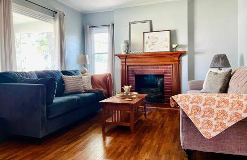 Green Roof Inn - Centrally Located 2BR/1BA Home - Foto 20