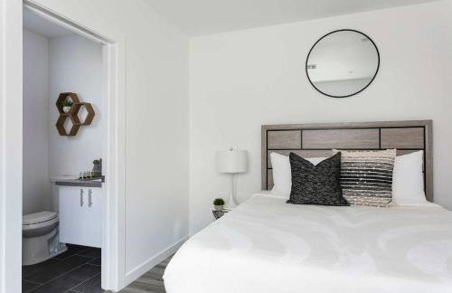 Upscale 4BR Townhouse Sleeps 8 with Fast WiFi - Foto 15