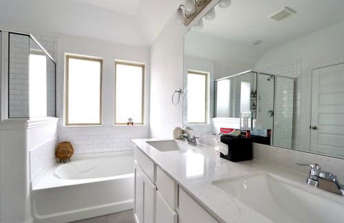 Luxe Living 4-bedroom with fireplace & game room - Photo 10