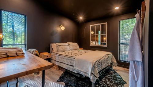 Modern Forest Cabin with Hot Tub, Screened Porch & Resort Access Near Hedgesville, WV - Foto 4