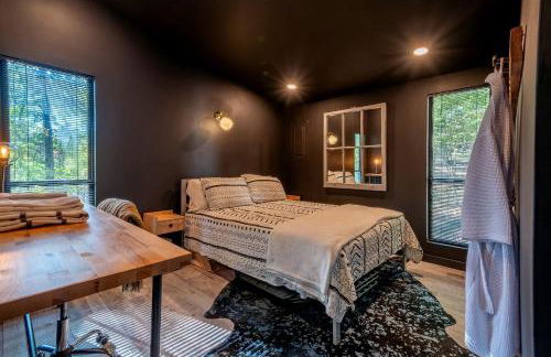 Modern Forest Cabin with Hot Tub, Screened Porch & Resort Access Near Hedgesville, WV - Foto 4