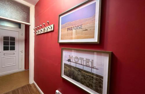 Stylish 3 Bed House, Free Parking, Near M53, Fast WiFi, Garden - Photo 44