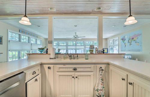 Cape Cod Cottage with Deck, Grill, and Games! - Foto 11