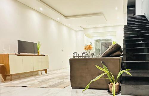 Sobrado aconchegante e espaçoso, ótima opção! - Foto 1