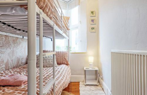 Spacious 4-Bedroom Home Near Station Seafront - Pass the Keys - Foto 47