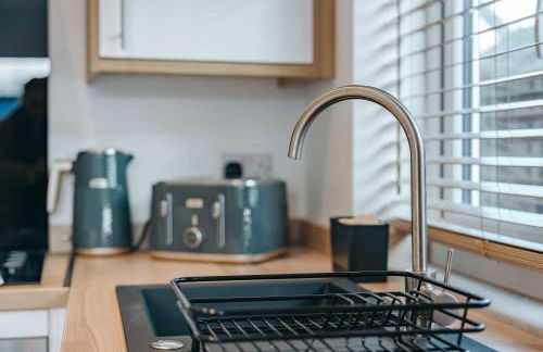 Quaint Georgian house with Parking & Huge Garden 10 mins walk from town - Photo 31