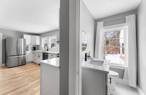 NEW l Modern Comfort wHOT TUB l NH Lakes Region - Foto 7