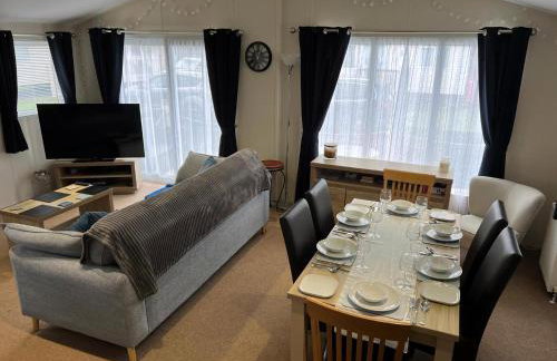 Stunning Lodge Boasting Large Decking Area At California Cliffs Ref 50008L - Foto 11