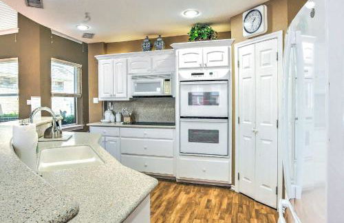 Beautiful Montgomery Home with Lakefront Deck! - Foto 10