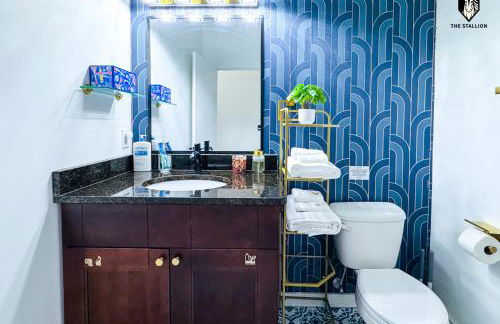 The Stallion #103 - Walk to Attractions - Modern 2BD Loft in Downtown with Patio - Foto 16