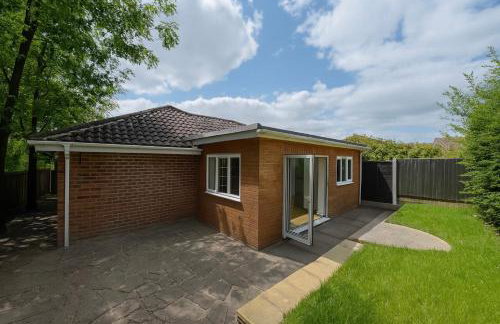 Luxury 5-bed Bungalow, Hot Tub, Games & Gated Parking - Foto 26