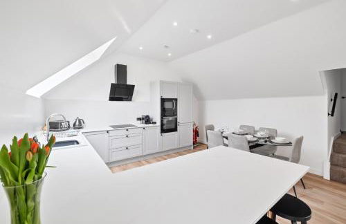 CORN FLOUR LODGE at PITKERRO MILL with HOT TUB 3 double bedrooms with TVs, 1 en-suite, 2 further bathrooms, fully equipped kitchen, large family dining area, FREE parking, WiFi, private garden, short, mid,longterm stays available with HONEYCOMB HOSTS - Photo 11