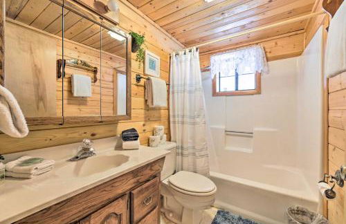 Rustic Duck Creek Village Cabin with Fire Pit! - Foto 18