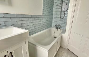 Harbour & Mountain Views, Porthmadog House, Sleeps 9, 4 Bedrooms, Two and Half Bathrooms - Photo 14