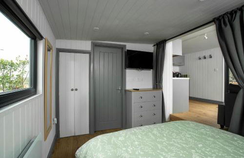 Holly Lodge - Quirky Shepherd's Hut With Hot Tub - Bespoke Made From A Salvaged Railway Carriage - Foto 9