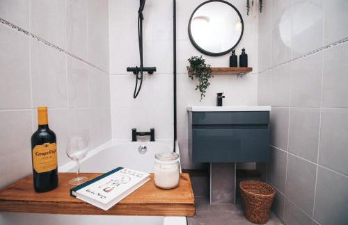 Commercial House, By Solace Stays - Foto 16