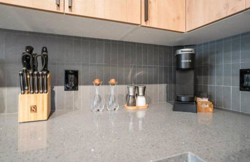 Smart Amenities & Modern Charm – Houston Studio! - Foto 17