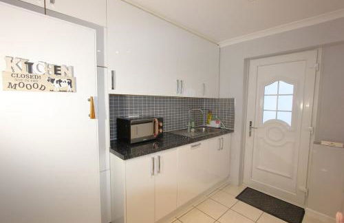 Stunning 3 Bedroom 2 Bathroom Bungalow by CozyNest - Photo 12