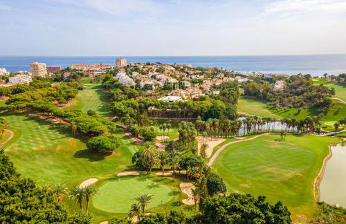 Wonderful Golf & Beach Apartment with front Seaview and Pool - Foto 2