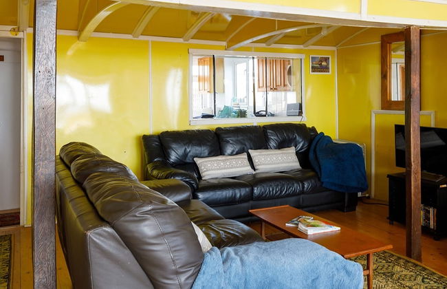 Sunny Seafront Chalet - Sleeps 6 - Photo 10