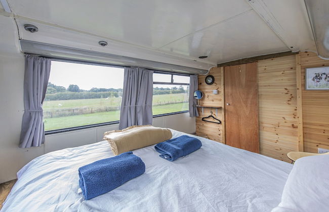 Double Decker Bus on an Alpaca Farm Sleeps 8 - Foto 30