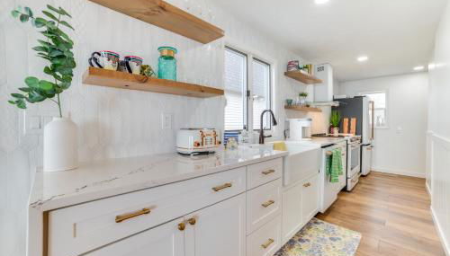 Bright Houghton Lake Home with Boat Dock and Fire Pit - Foto 2