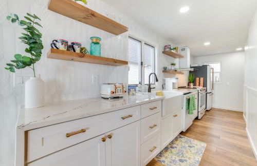 Bright Houghton Lake Home with Boat Dock and Fire Pit - Foto 2