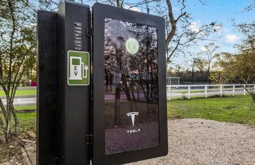 The LUX at West Event & Stay, Pool, Golf & Pickle - Foto 38