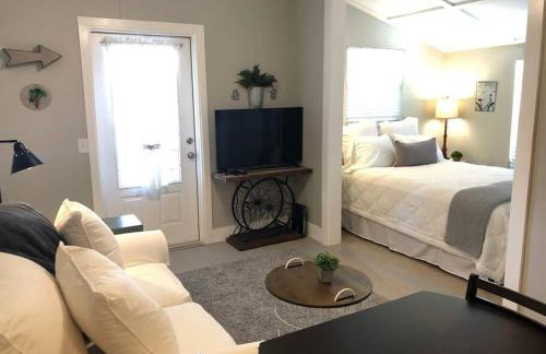 Cozy Apartment Overlooking Downtown and Park NO KIDS, NO PETS - Photo 14