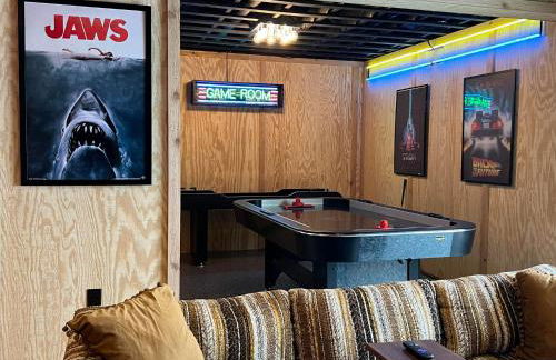 Retro Retreat with Hot Tub, Sauna & Arcade - Foto 23