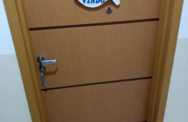 Prédio com piscina na cobertura frente ao mar,apartamento para até 6 pessoas e 3 crianças até 8 anos, churrasqueira na sacada, Wi-Fi grátis, rede de proteção, NÃO oferecemos roupas de cama e banho, 1 vaga de garagem, na Praia Grande-Vila Mirim - Foto 36