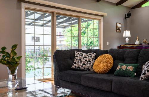 Luxury Estate with Sparkling Pool & Elegant Amenities - Foto 32