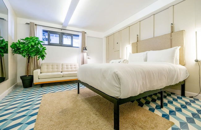 w Monochrome Loft in Santa Ana - Photo 20