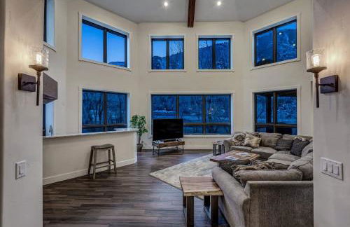 Cozy mountain home w riverfront patio - Foto 48