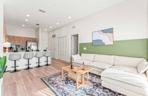 Riviere 3BR Apartment Stylish King Family Pets Friendly Pool & Gym Near Epic Universe - Foto 1
