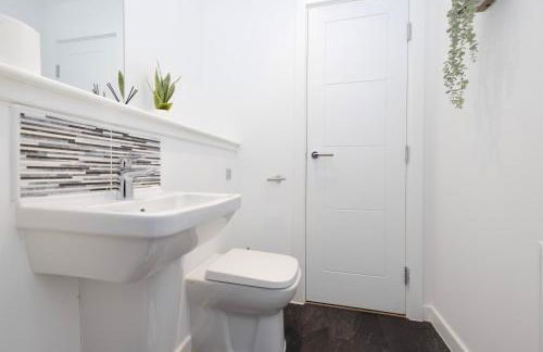 Stylish 3BR Home with Garden & Free Parking - Near O2 Academy & City Centre - Foto 25