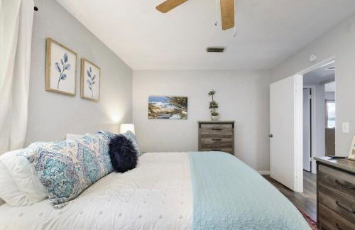 Cheerful residential home with boat launch access - Foto 6
