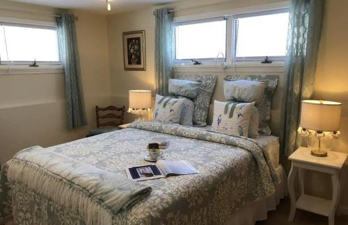 The Sunflower - Hot Tub Hideaway on 13 Wooded Acres - Fire Pit - Lake View - Near Keuka & Seneca Lake - Pet-Friendly - Foto 27