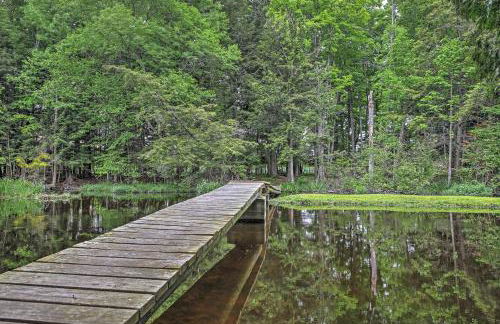 Secluded Birnamwood Cottage with Deck and River Views! - Foto 21