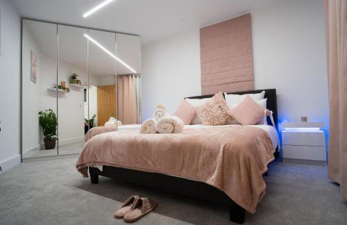 Modern 3 Bedroom House with Garden and Free Parking Long Stay Friendly - Foto 18