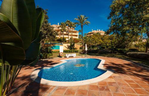 Luxurious frontline golf apartment in Elviria - Photo 19