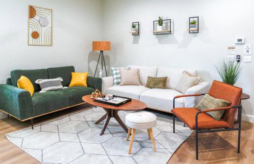 Spacious Disneyland Retreat for 12 wGame Room, Pool Table, King Bed & EV-Friendly - Foto 6