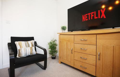 Gregor Place Modern four Bedroom House in Calne with Private Parking, perfect for teams or families staying in the area, Long stays welcome - Photo 24