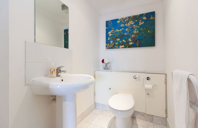 Canary Wharf Luxury River view apartment - Photo 22