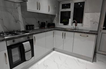 Bright 4BR Home, Outdoor Garden, Easy Parking - Foto 9