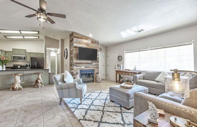 Luxurious Home with Red Rock Views - Foto 1