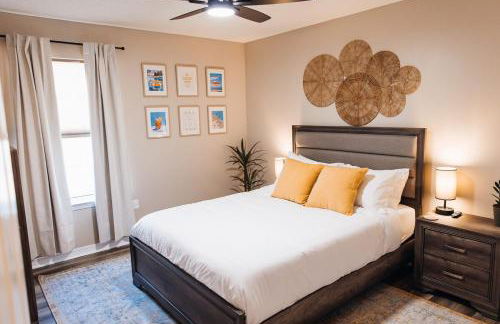 Golden Hour Getaway- Guest Favorite, 2 Min to Beach, Seasonal Pool & Arcade - Foto 14