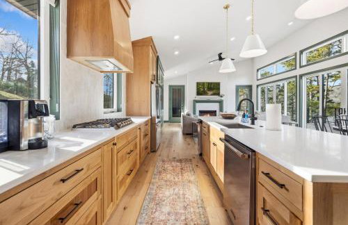 Lakeside Luxe-Lake Access-Hot Tub-Amazing Patio - Foto 15