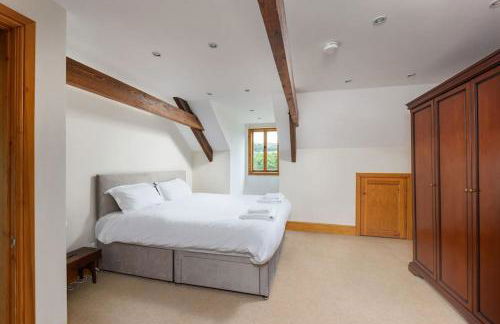 10 Bed Stunning House in village, with Hot Tub - Photo 13