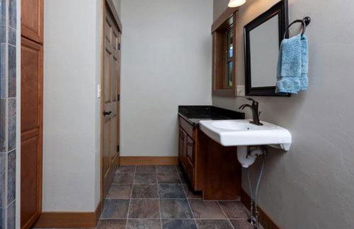 Sunny Mountain Cabin for a Group Getaway in West Glacier, Montana - Foto 54